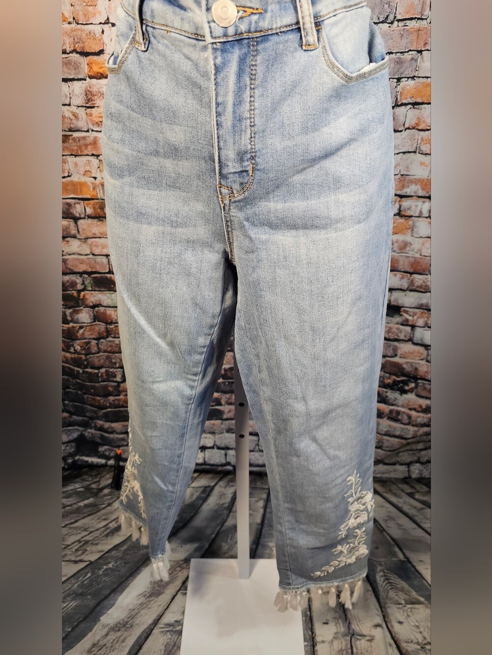 Tribal Jeans Skinny Ankle Floral Embroidered Fringe Hem Light Wash Size 6